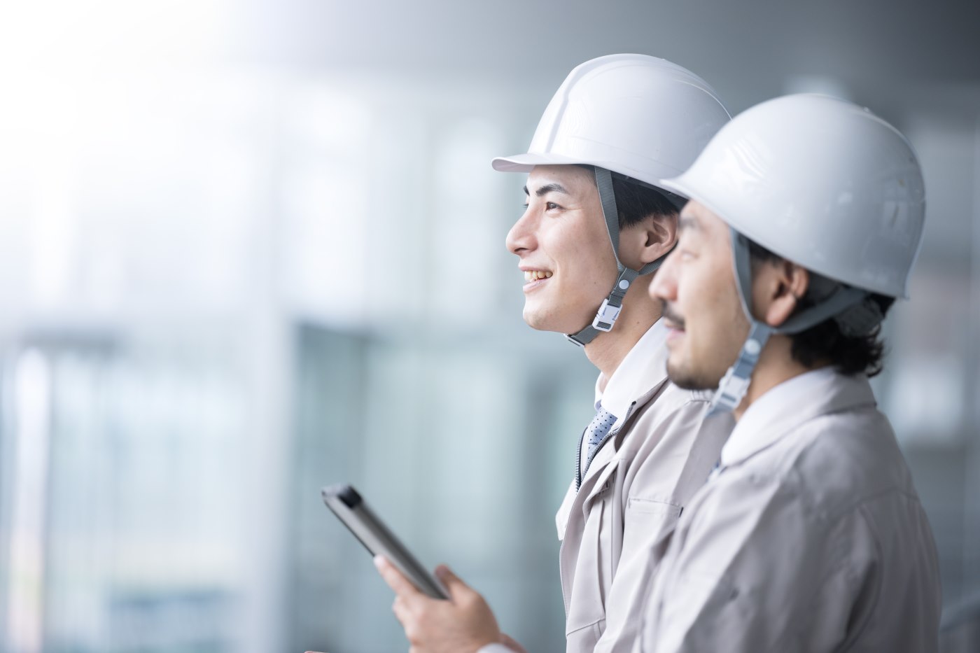 未来を見据える男性の画像