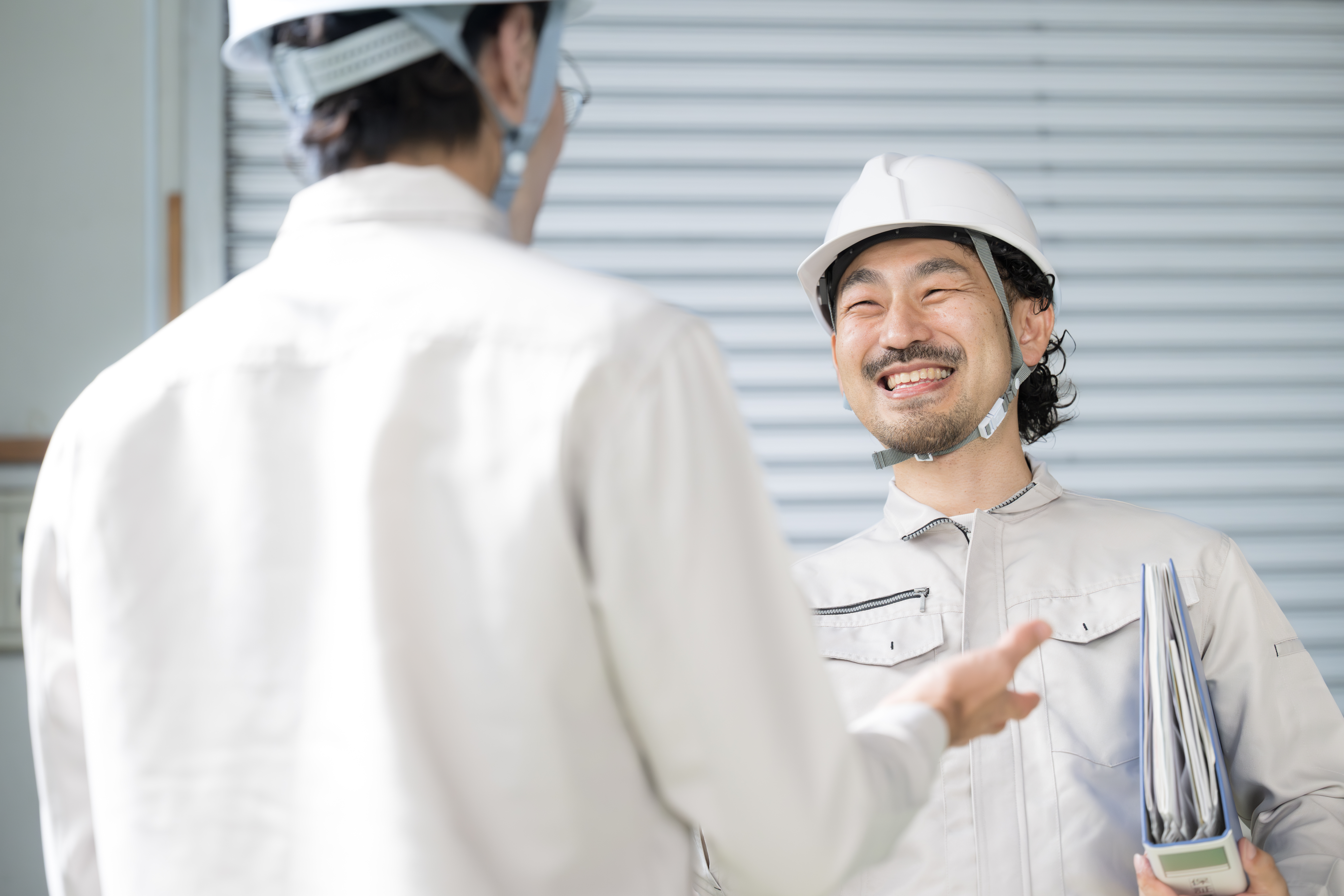 楽しく会話する作業員
